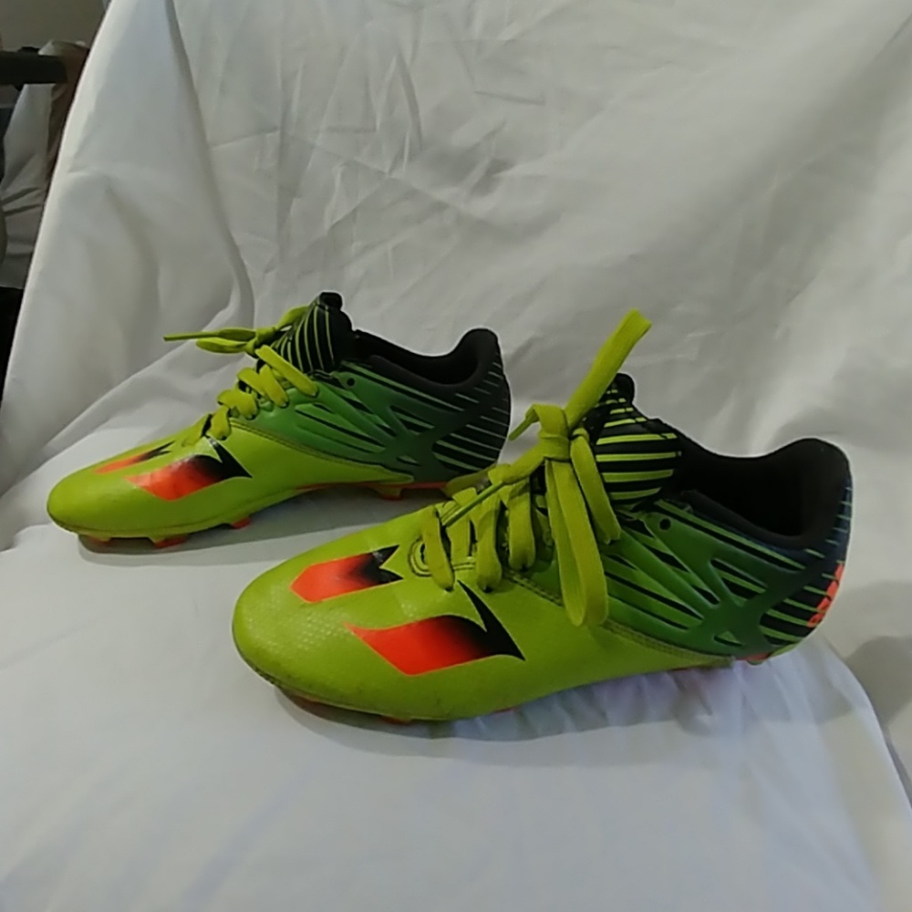 Youth Soccer Shoes Size 4 green neon Exlt Cond